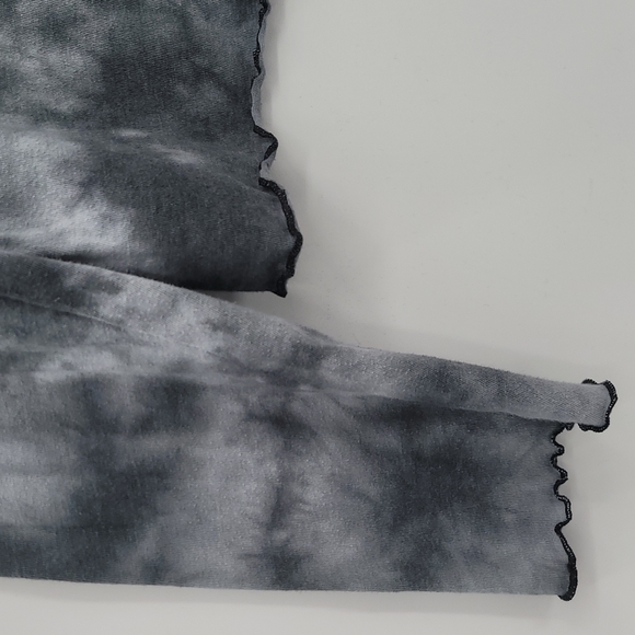 Stranger Things Netflix Tie Dye Top Longsleeve Lettuce Hem Crewneck Size Large - Picture 3 of 6